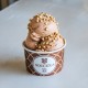 Nocciola-del-Re-Aromapaste Bigatton — Eispräsentation im Becher mit Haselnussstücken