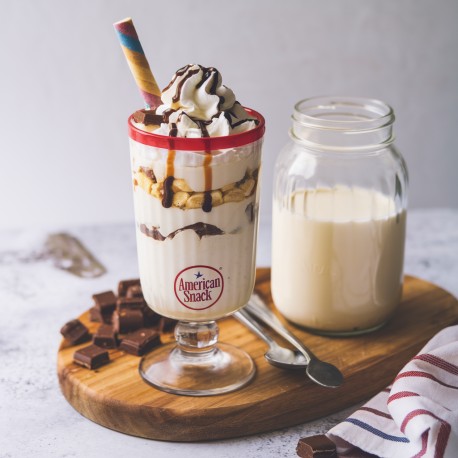 Pâte aromatisante American Snack Bigatton — glace American Snack en coupe avec crème fouettée et biscuits, servie sur un plateau