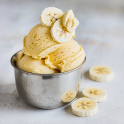 Banofi Flavoring Paste Bigatton — Banofi ice cream in cup with banana pieces