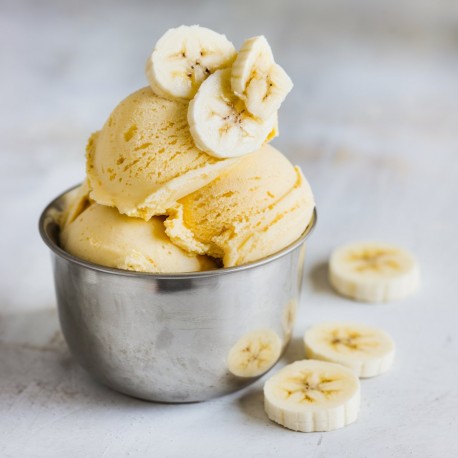 Pasta aromatizzante Banofi Bigatton — gelato Banofi in coppetta con pezzi di banana