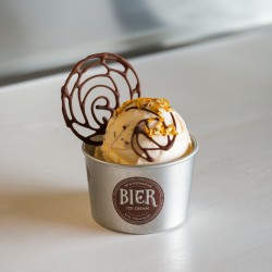 Pasta aromatizante Cerveza Bigatton — helado de cerveza en copa con decoraciones de chocolate y barquillo decorativo