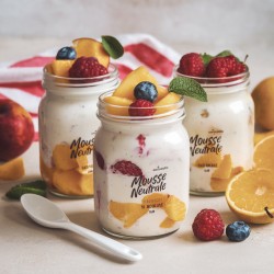 Mousse Neutrale Bigatton — Mousse-Präsentation in Gläsern mit frischem Obst