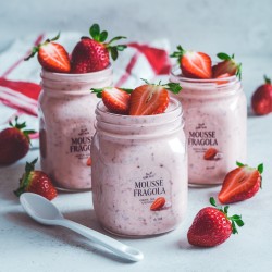 Mousse de Morango Bigatton — apresentação em potes de vidro com morangos frescos