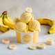 Bigatton Banane Aromapaste — Bananeneis im Becher mit Bananenscheiben und ganzen Bananen