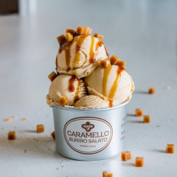 Gelado de caramelo com manteiga salgada em copo Bigatton