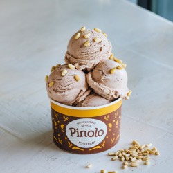 Pasta Pinolo Bigatton — helado de piñón en taza con piñones
