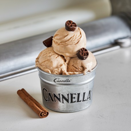 Helado de canela en frasco con rama de canela