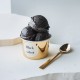 Black-Velvet-Aromapaste Bigatton — schwarze Eispräsentation im Becher