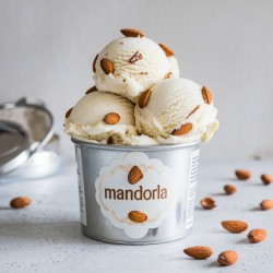 Pasta aromatizante Almendra Pura Bigatton — helado de almendra en vaso con almendras enteras