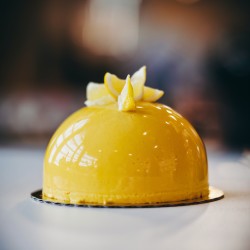Brillant Transparent Zitrone Bigatton — Präsentation auf Dessert