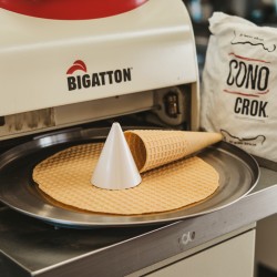 Cono Crock Gluten-Free Bigatton — ice cream cone on professional counter